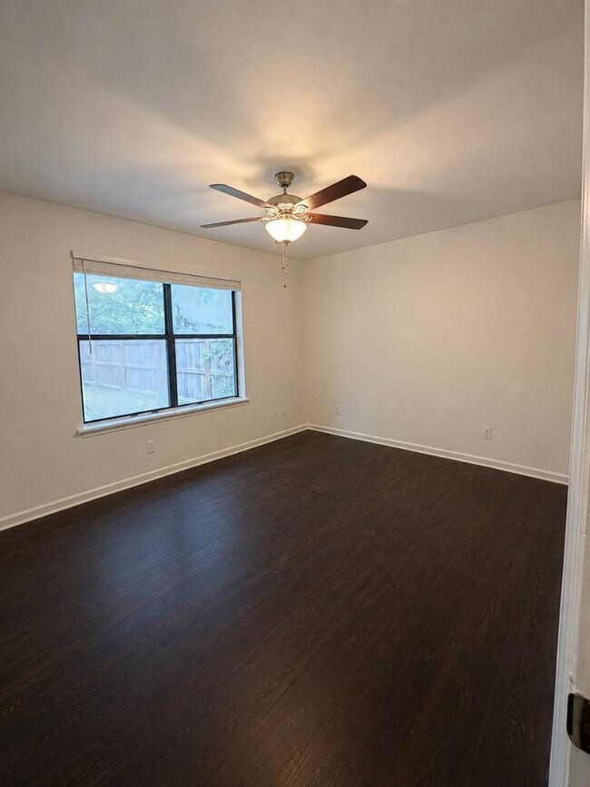 Photo - 105 Drake Ct