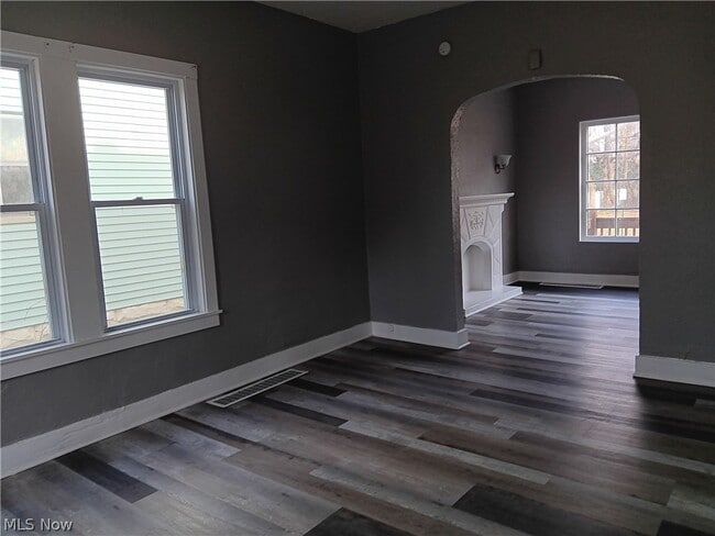 Photo - 1124 E 114th St