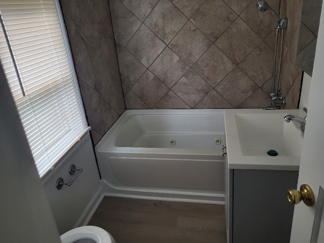 Photo - 807 Meadow Dr