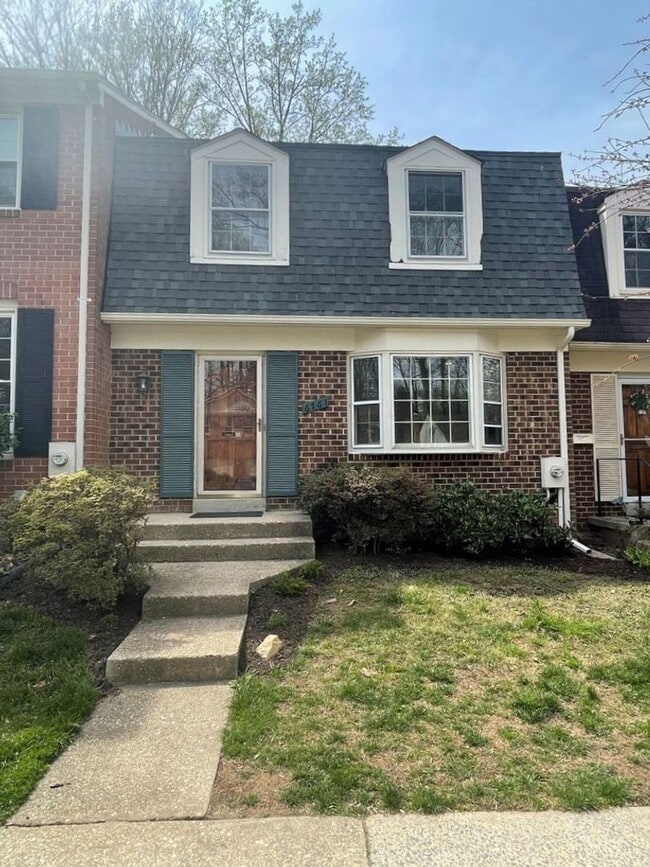 Building Photo - BEAUTIFLLY UPDATED TOWNHOME