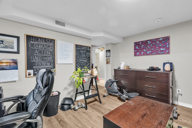 Photo - 34 Victoria Rd N Unit Lower