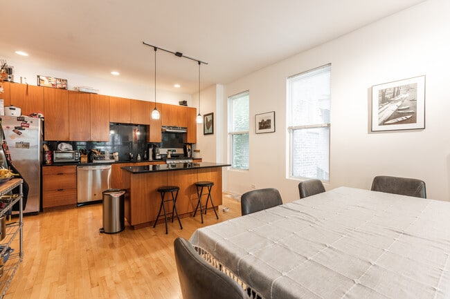 1409 N Wicker Park Ave Unit 2