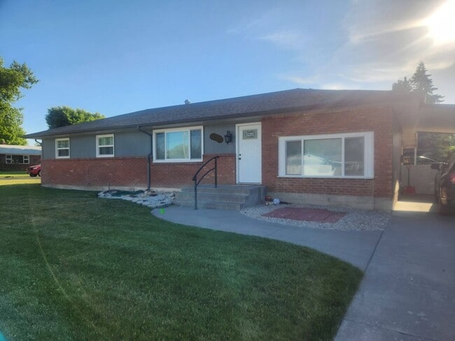 Building Photo - Classic Brick 3 bed, 1.5 bath with upgrades, fenced back yard, carport and garage.