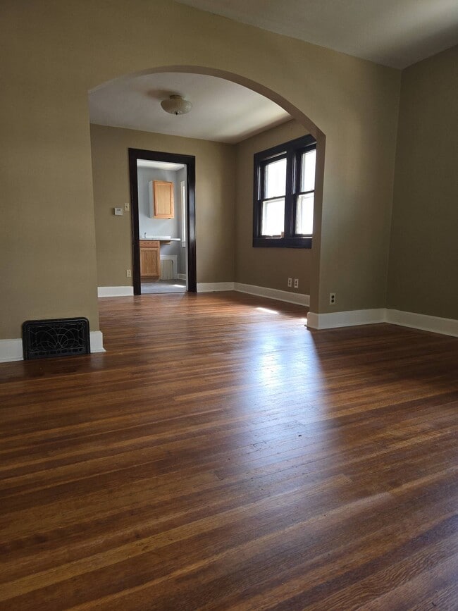 Photo - 719 E 54th St