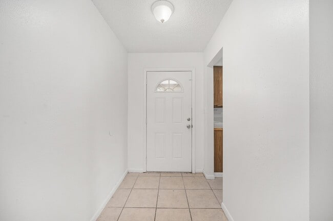 Photo - Spacious 3-Bedroom Home with Fireplace, Split Floor Plan & Screened Lanai in Southeast Ocala!