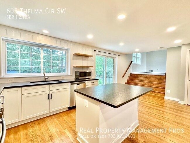 Photo - Stunning Downtown Vienna Split Level- Walk...