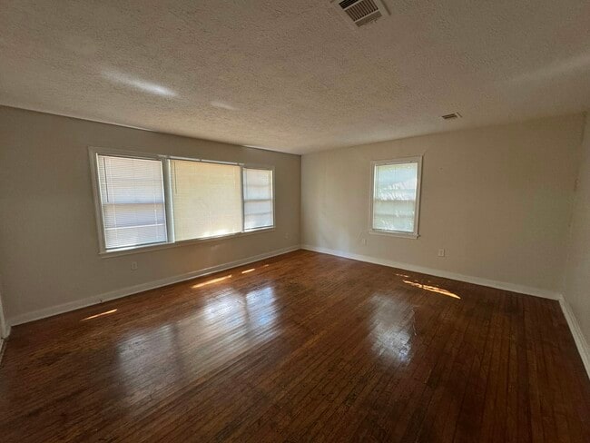 Photo - 756 Kensington Pl