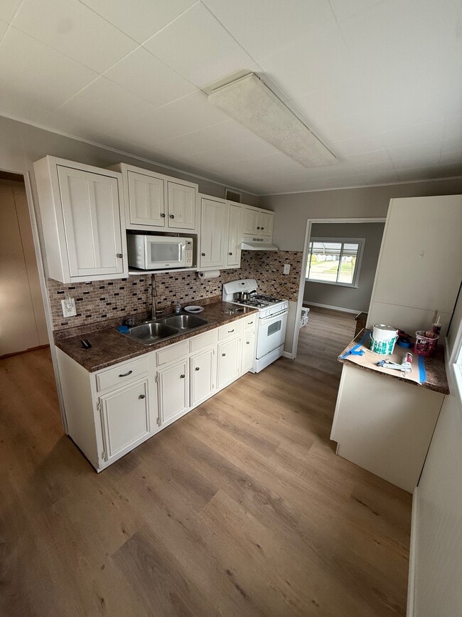 Building Photo - 946 W 35th St