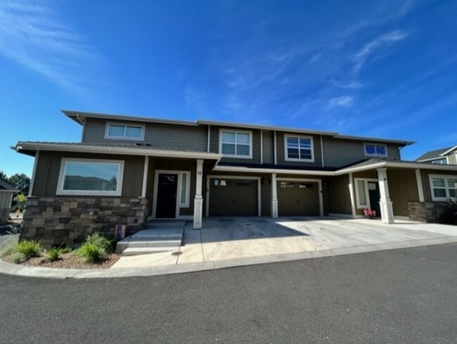 Photo - Stylish 3 Bedroom Duplex with Scenic Views and Modern Amenities: Your Perfect Redmond Retreat