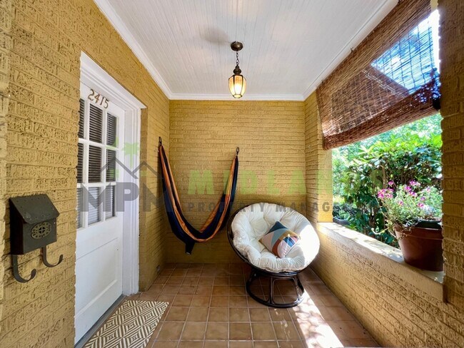 Photo - 2415 Blossom St