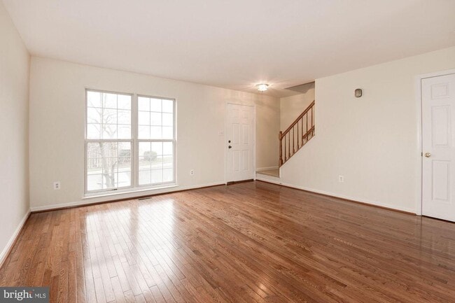 Photo - 22037 Manning Square