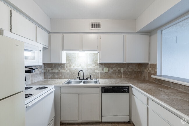 2BR, 2BA - 910 SF