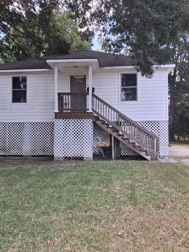 Building Photo - 3324 Elm Dr