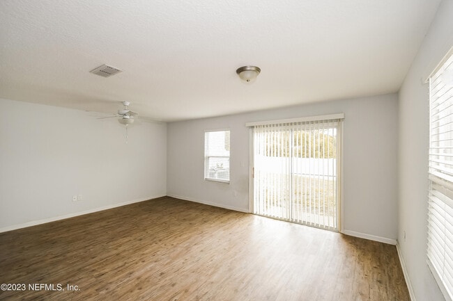 Photo - 570 Eiseman Wy