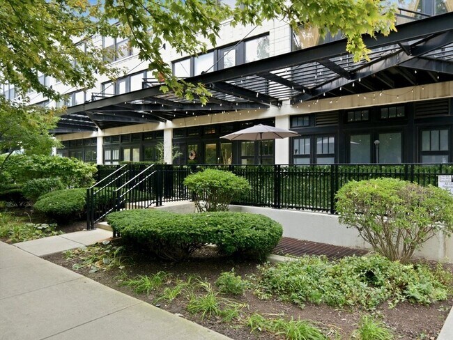 1000 W 15th St