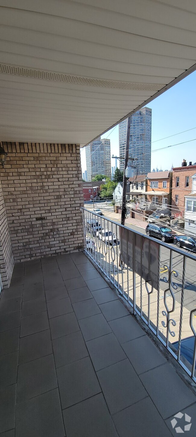 Building Photo - 64 70th St Unit 64 70th St #2 Rental