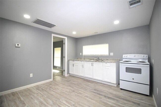 Photo - 701 Koehl St