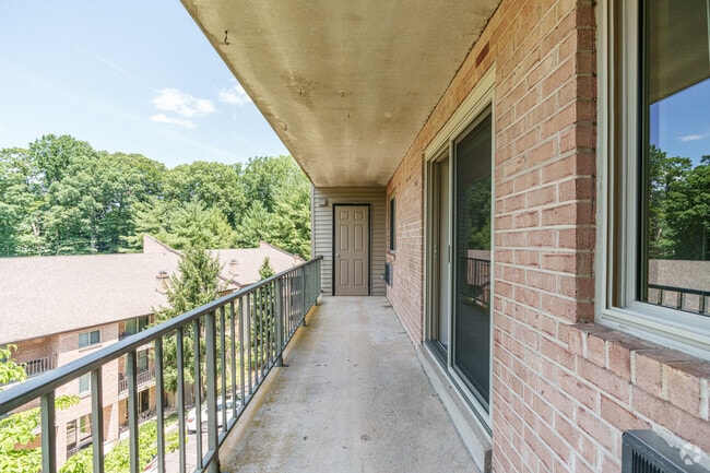 1BR, 1BA - 755SF - Balcony