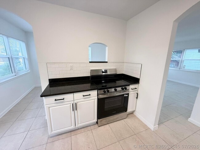 Photo - 912 SE Tarpon Ave