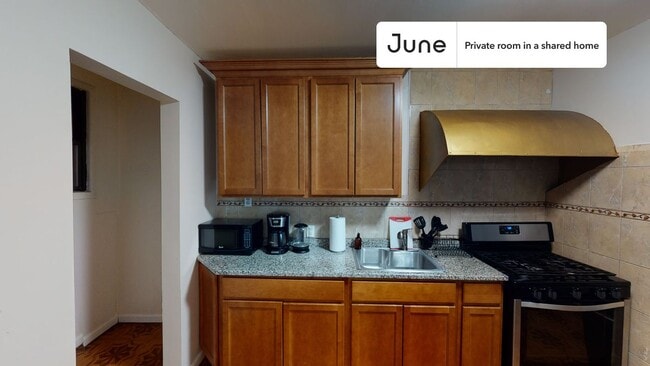 Room in Shared 4 bed/1 bath home in Central Harlem