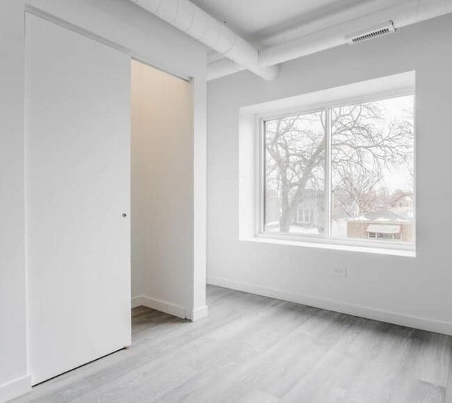 Photo - 1704 W Glenlake Ave