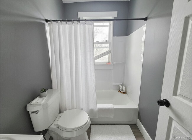 Photo - 2676 Sturtevant St