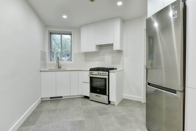 Building Photo - 3500 Av. Ridgewood Unit 202