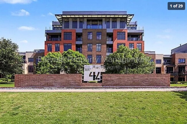 Building Photo - 321 NE 4th St Unit 32