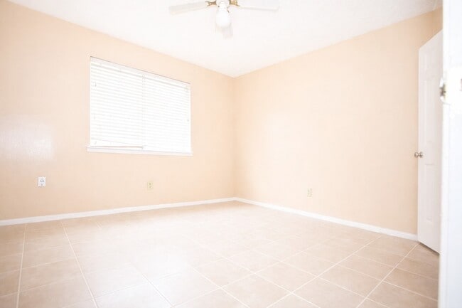 Photo - 6318 Crakston St