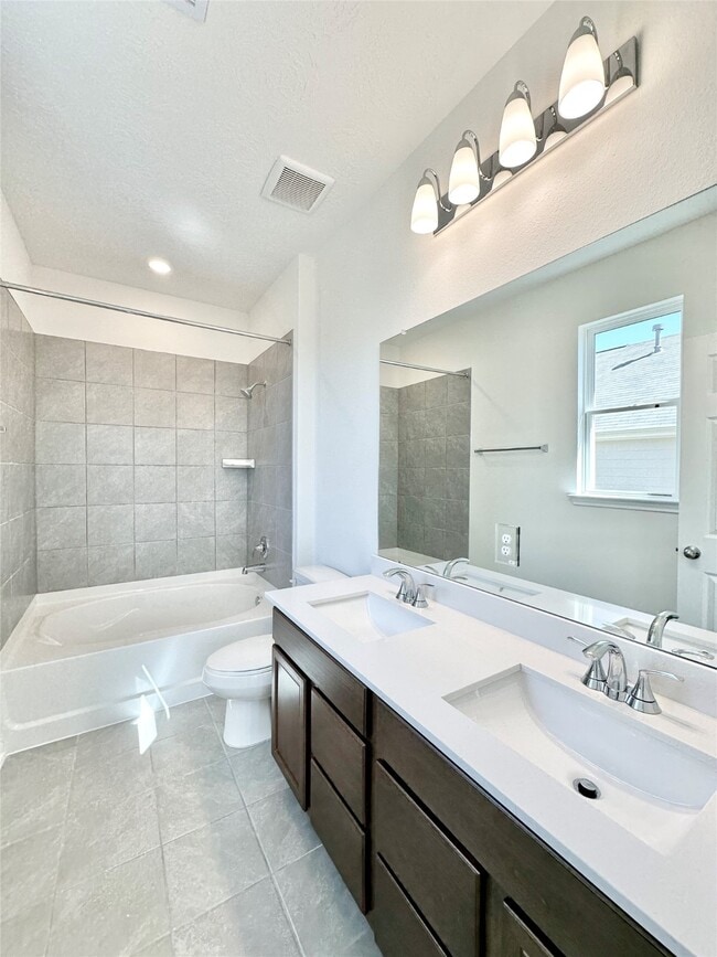 Photo - 562 Broken Boulder St