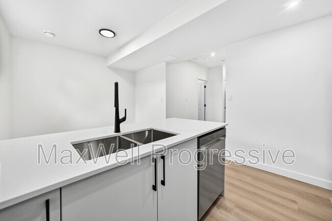 Photo - 14510-14595 95 Ave NW