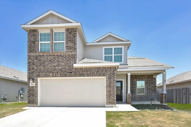 Building Photo - Spacious 5 Bedroom, 3.5 Bath Home with 2,6...
