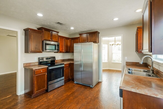 Photo - 1428 Sprucedale Dr