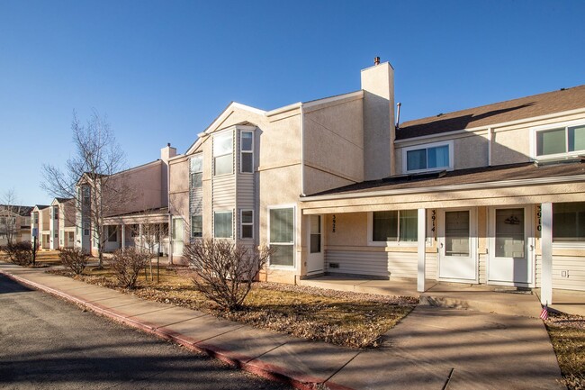 Charming 2-Bed, 2-Bath Townhome– Move-In R... - Charming 2-Bed, 2-Bath Townhome– Move-In R...