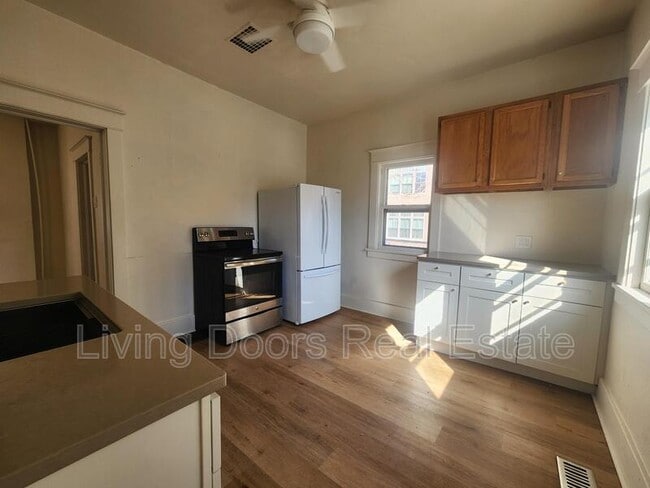 Photo - 843 New Hampshire St