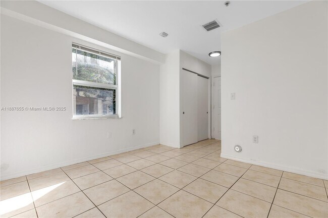 Photo - 520 SW 5th St Unit 204