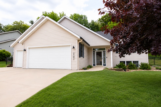 Building Photo - Beautifully Updated SW 4BR with Private Backyard
