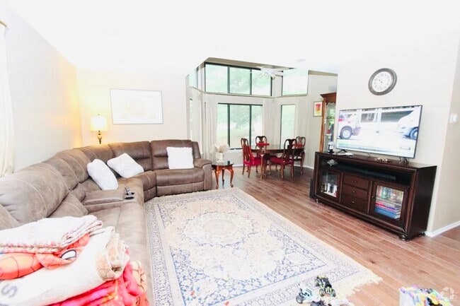 Building Photo - 587 Sayre Dr Rental