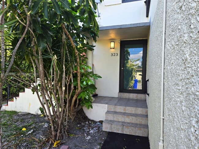 Photo - 323 SW 31st Ct Unidad 1