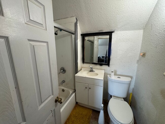 Photo - New Moon - 1314 S 2nd- 4 units Unidad B