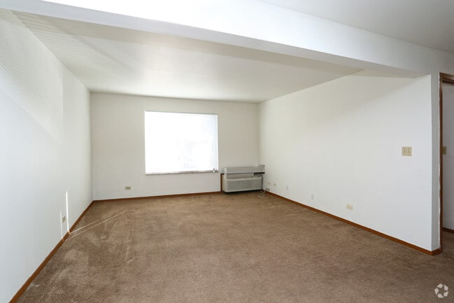 2BR, 1BA - 925SF - Living Room - Hinkston Pond Apartments