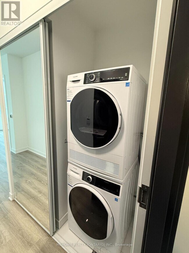 Photo - 180 Front St E Unité 1016