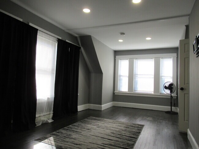 Photo - 330 Bradley St
