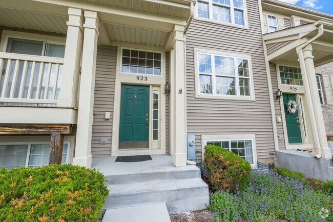 Building Photo - 923 Emerald Dr Rental