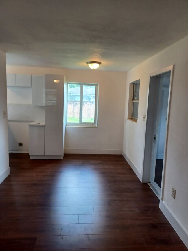 $500 OFF FIRST MONTHS RENT, COMING SOON REMODELED 3 Bedroom /1 Bathroom LARGE FENCED YARD