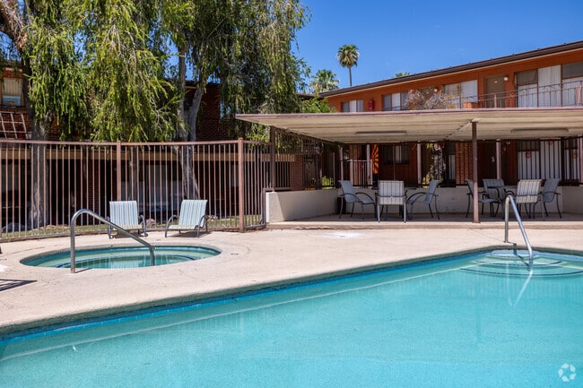 Pool and Spa - Country Club Apartments