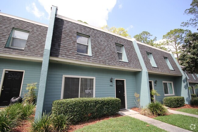 Building Photo - An absolute must-see 4bd/2.5 bath town hom... Rental