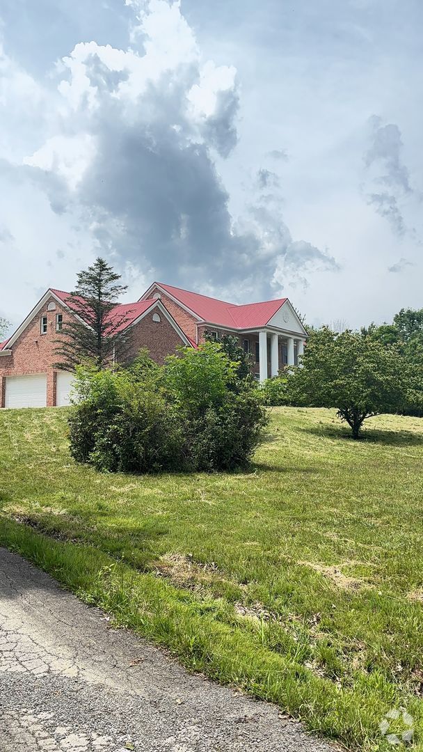 Building Photo - Magnificent 5-Bedroom Private Estate in Bu... Rental