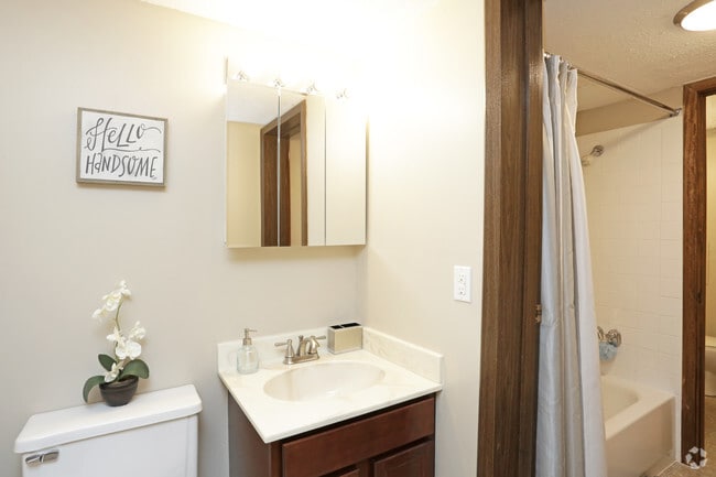 2 habitaciones, 1.5 baños - Cypress/1,000 pies cuadrados - Baño - Country Club Village Apartments