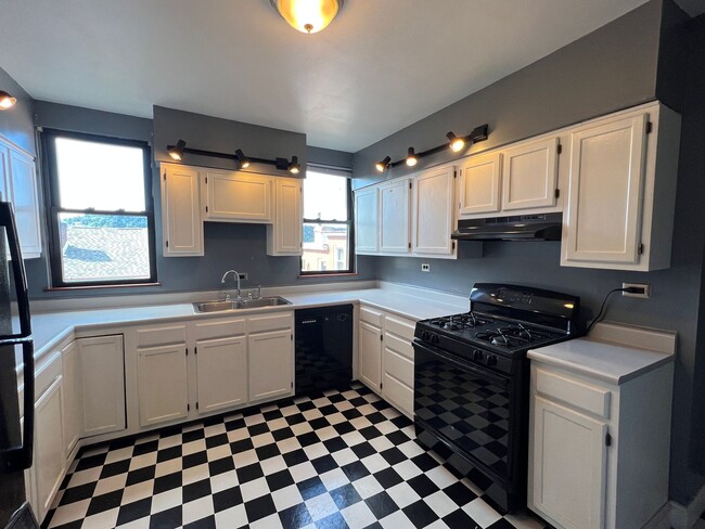 Photo - 5329 Holmes St